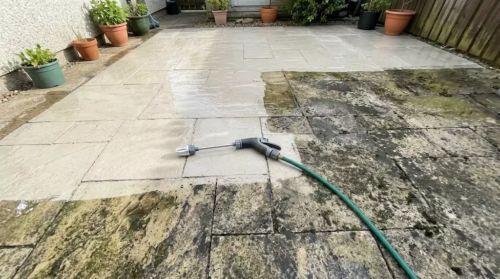 Test Jetterix sur terrasse en pierre — ligne nette entre zone nettoyée et non nettoyée